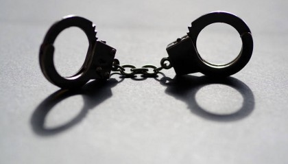 派出所所长收5000元违规上户，致命案主犯漂白身份长期潜逃 犯滥用职权罪一审获刑3年