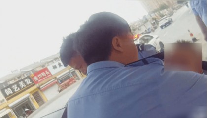 八个月婴儿高温被困车内一小时，灌云民警化险为夷