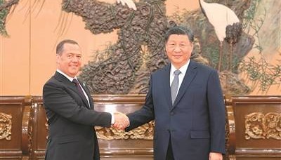 习近平会见俄罗斯统一俄罗斯党主席梅德韦杰夫
