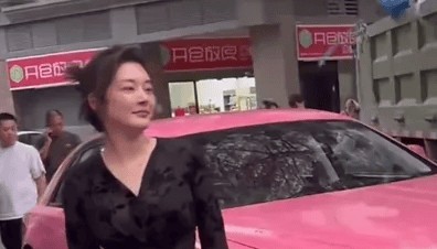 货车撞上劳斯莱斯！货车司机全责浑身发抖，女车主淡定拍照