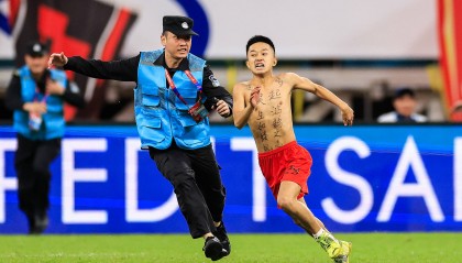 韩媒：激光笔+球迷冲场 中国足球输了比赛更输了礼仪