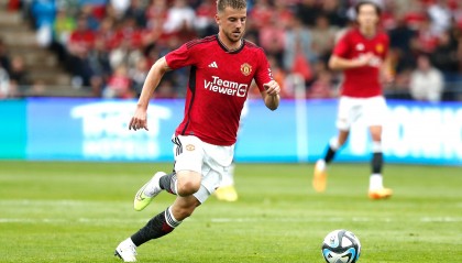 外媒：阿莫林会让曼联踢三后卫体系，芒特、约罗、梅努等人将受益