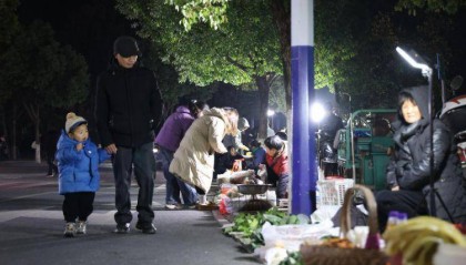 安徽一县政府门前开夜市 县长：摆摊没门槛不收费