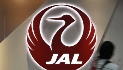 日航一波音客机在上海飞往成田途中发生故障，紧急降落关西机场