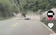 汶川发生山体滑坡巨石滚落，越野车与死神相隔2秒擦肩而过