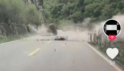 汶川发生山体滑坡巨石滚落，越野车与死神相隔2秒擦肩而过