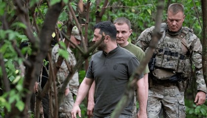 泽连斯基视察前线,称收到“中巴雇佣兵助俄”报告,威胁将作出回应