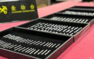 女子在贴身卫生巾里藏2003粒钻石，价值超27万！海关：已立案