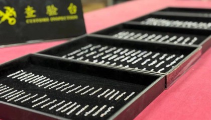 女子在贴身卫生巾里藏2003粒钻石，价值超27万！海关：已立案