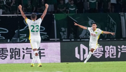 4轮首胜!中超-王钰栋传射 国安连扳3球4-3逆转十人浙江