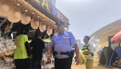 70岁老人来青岛一浴游泳,上岸发现衣服和手机都不见了,民警找了两个多小时……