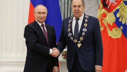 普京向拉夫罗夫授勋