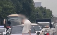 河南一女子路上持械打砸多辆车，最新回应：已被警方控制