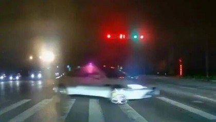 陕西西安20岁男子开无牌车在十字路口疯漂移闯红灯？警方：行拘10日，扣6分并罚款