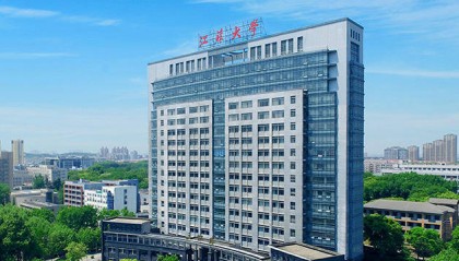 江苏大学教师吐槽考核“一刀切”：新增800余门课程，有理科老师为教学学时达标去教军事理论