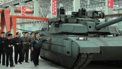 金正恩“跪地”察看，朝鲜“钢铁猛兽”亮相