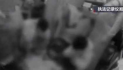 北京一小区地下室门上插钥匙却打不开，屋内还有说话声，居民赶紧报警！