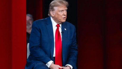 中美全面断供开始，40艘万吨巨轮停靠浙江，美国人担心的事来了