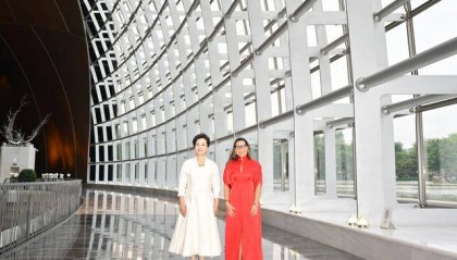 彭丽媛同巴西总统夫人罗桑热拉参观中国国家大剧院