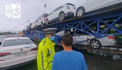 上海高速惊现52米“贪吃车”！民警惊了：你这不是火车啊！