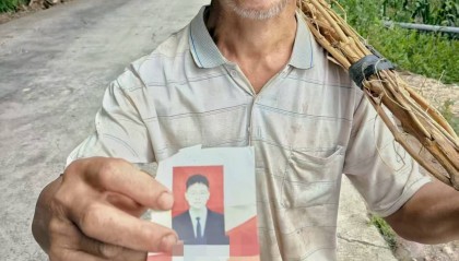 贵州老伯捡到00后村官丢弃旧照,误以为重要资料怀揣一月等送还,当事人:超感动