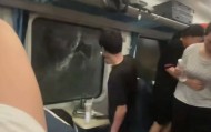 列车脱线乘客砸窗被带走 警方否认拘留：对其批评教育后放行