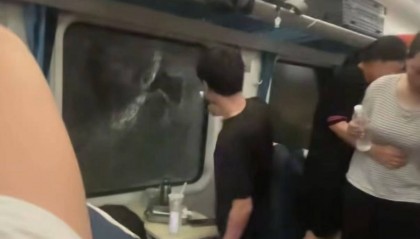 列车脱线乘客砸窗被带走 警方否认拘留：对其批评教育后放行