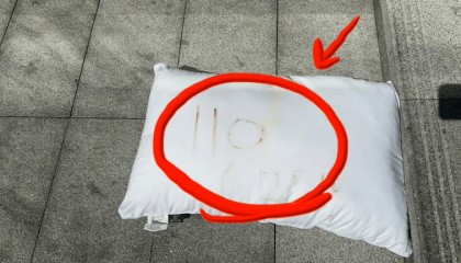 外卖小哥发现带血枕头报警，上面写着“110625”，民警紧急解码上楼破门