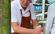每天扯1000多碗，重庆扯面大爷表情失控引关注，本人发声：现在手都是肿的