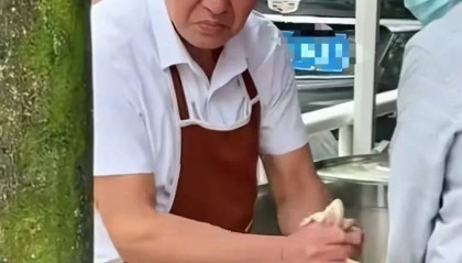 每天扯1000多碗，重庆扯面大爷表情失控引关注，本人发声：现在手都是肿的
