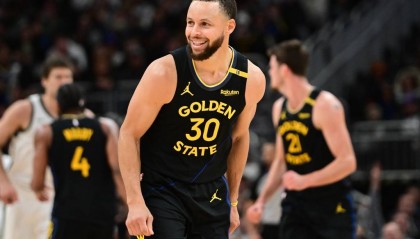 库里因背伤缺席对阵雄鹿 昨日创本赛季失误新高