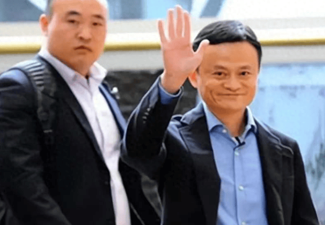 马云保镖舍命为其挡子弹，奖金百万买房买车，马云卸任后过得咋样？