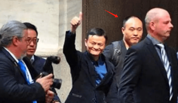 马云保镖舍命为其挡子弹，奖金百万买房买车，马云卸任后过得咋样？