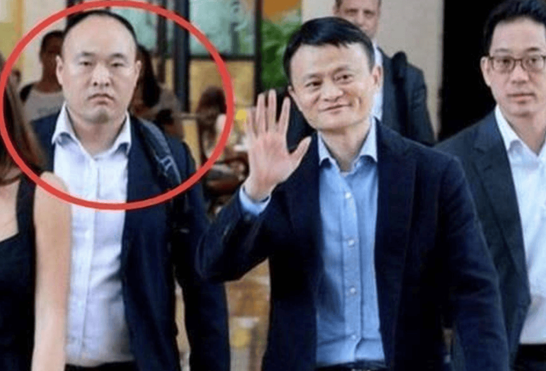 马云保镖舍命为其挡子弹，奖金百万买房买车，马云卸任后过得咋样？