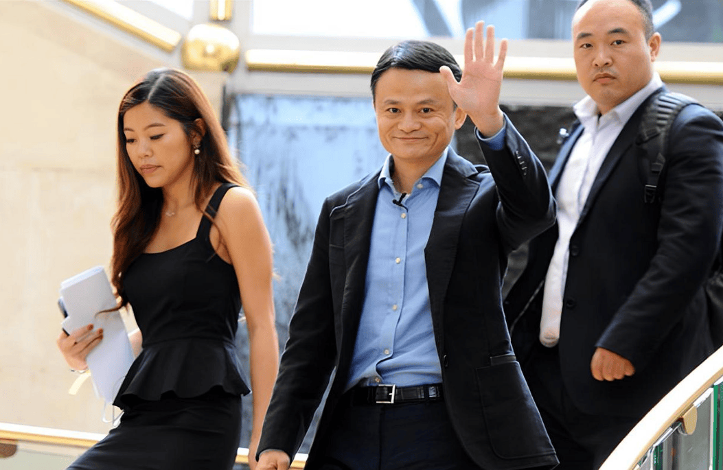 马云保镖舍命为其挡子弹，奖金百万买房买车，马云卸任后过得咋样？