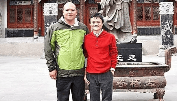 马云保镖舍命为其挡子弹，奖金百万买房买车，马云卸任后过得咋样？