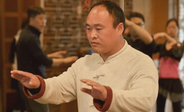 马云保镖舍命为其挡子弹，奖金百万买房买车，马云卸任后过得咋样？
