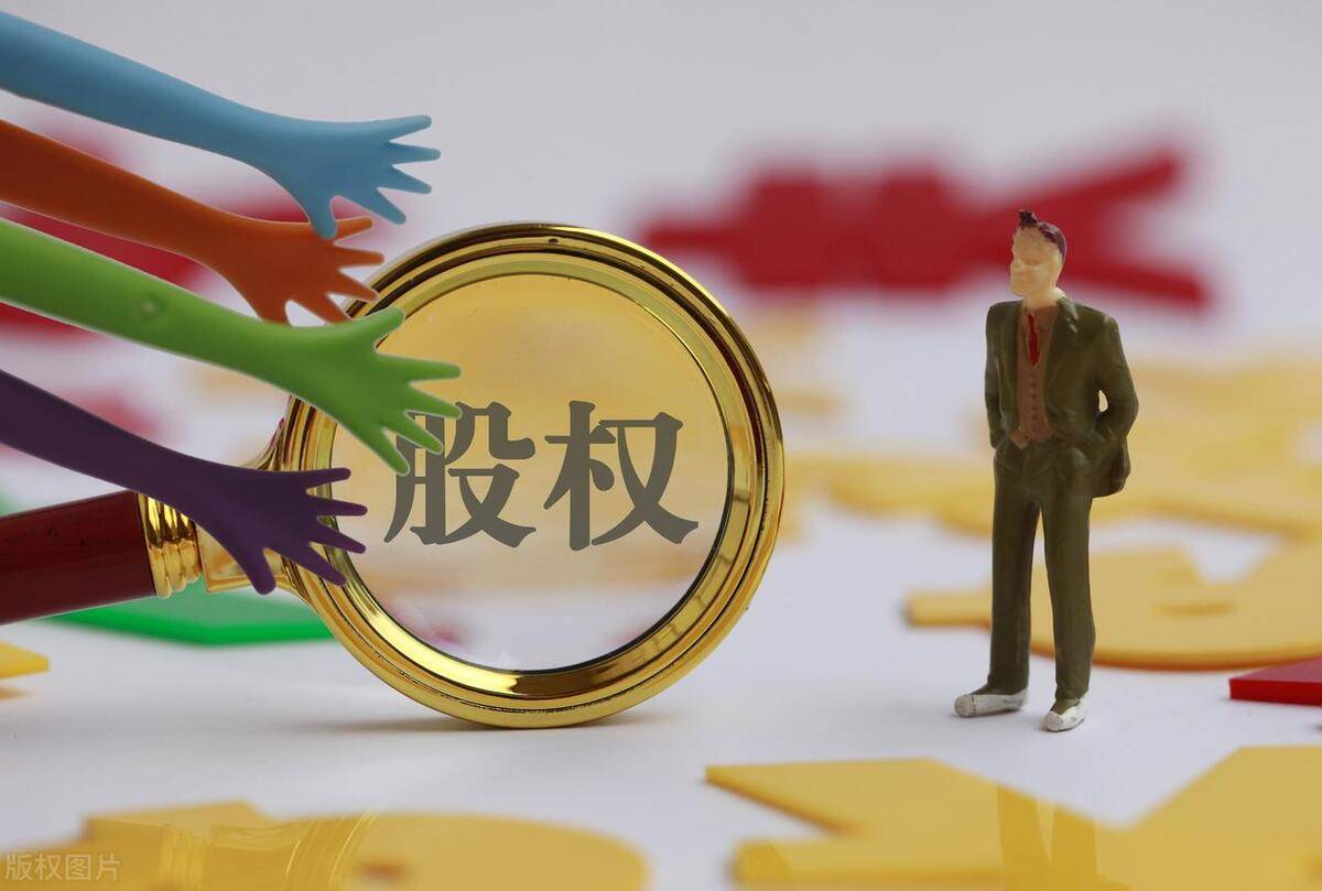 四个人合伙开公司，股权得怎么分配呀？