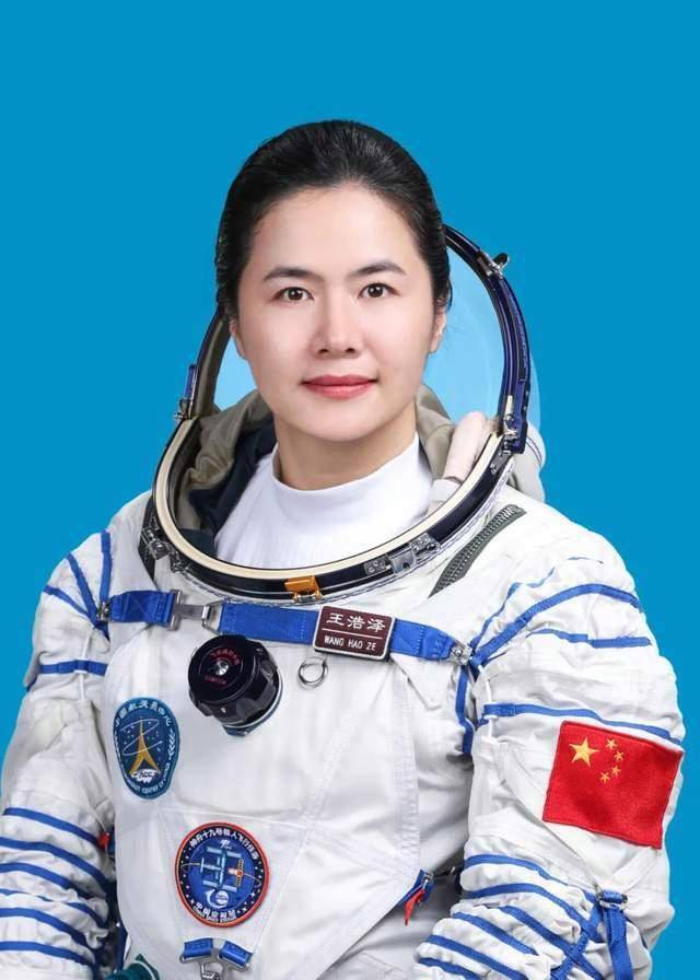 神舟十九号明天发射！90后要上太空了，简历公布！中国人登月，也有最新消息