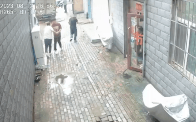 男子因停车纠纷酒后持刀闯他人库房遭“反杀”，伤人者死缓判决被撤销