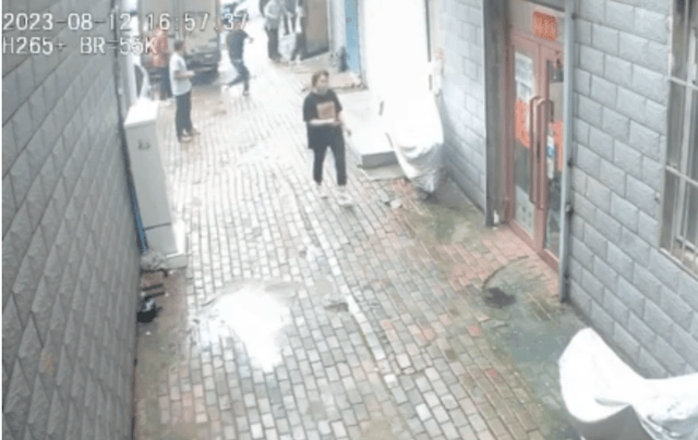 男子因停车纠纷酒后持刀闯他人库房遭“反杀”，伤人者死缓判决被撤销