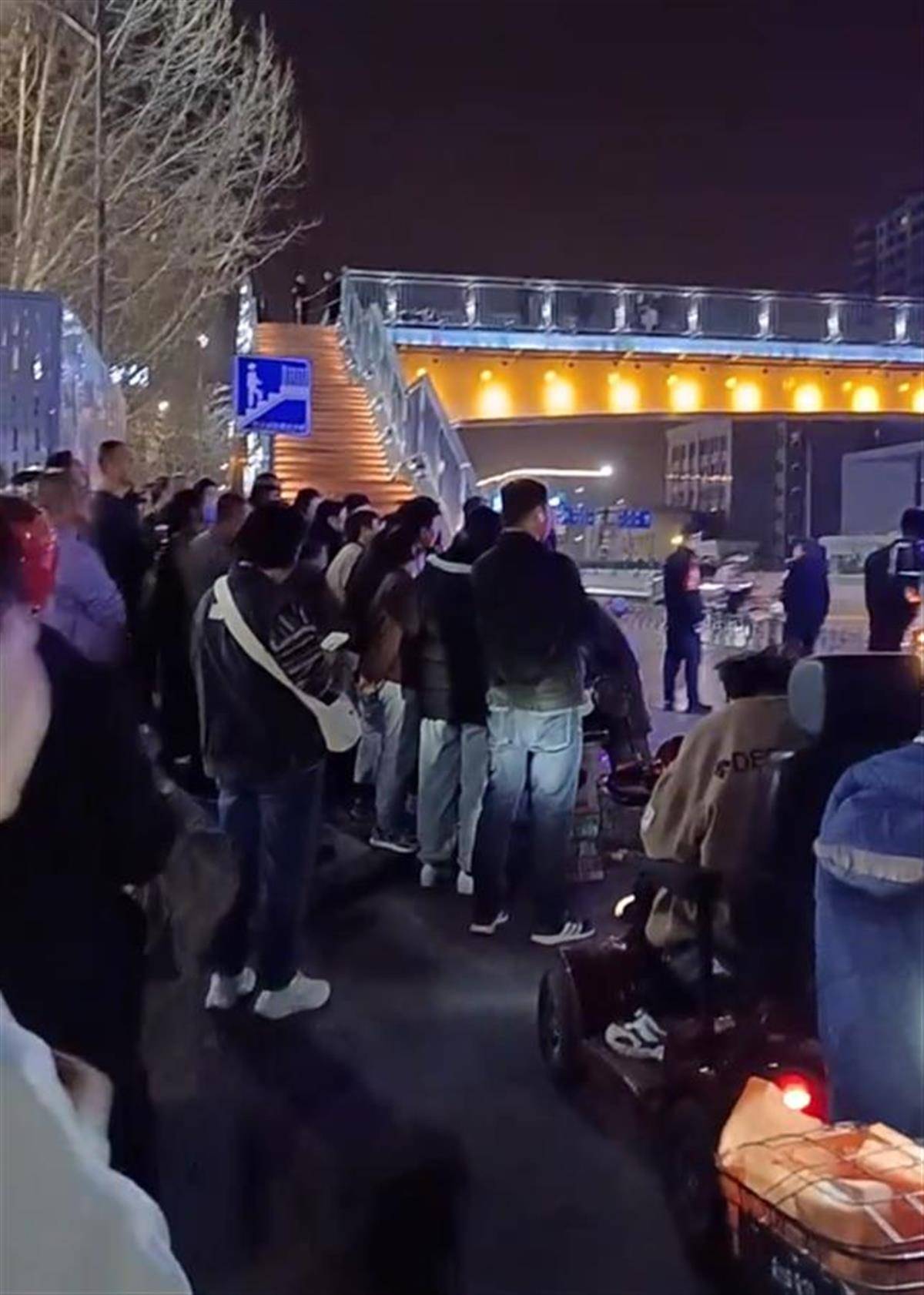 临汾一男子过天桥从楼梯滚落身亡，多方回应
