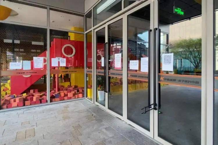 全上海门店都关了！女子18000元没退回，又被扣45600元...退费无可能