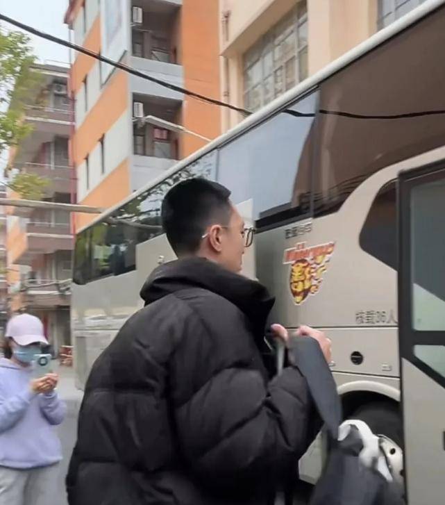 杜锋带13人出征上海！4外援+23兄弟，贝贝获重用