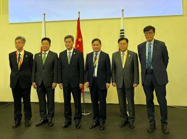 央行行长潘功胜出席并主持东盟与中日韩财长和央行行长会