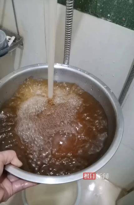 江门多片区自来水呈黄色，居民称“炒菜省了酱油”，水务部门回应