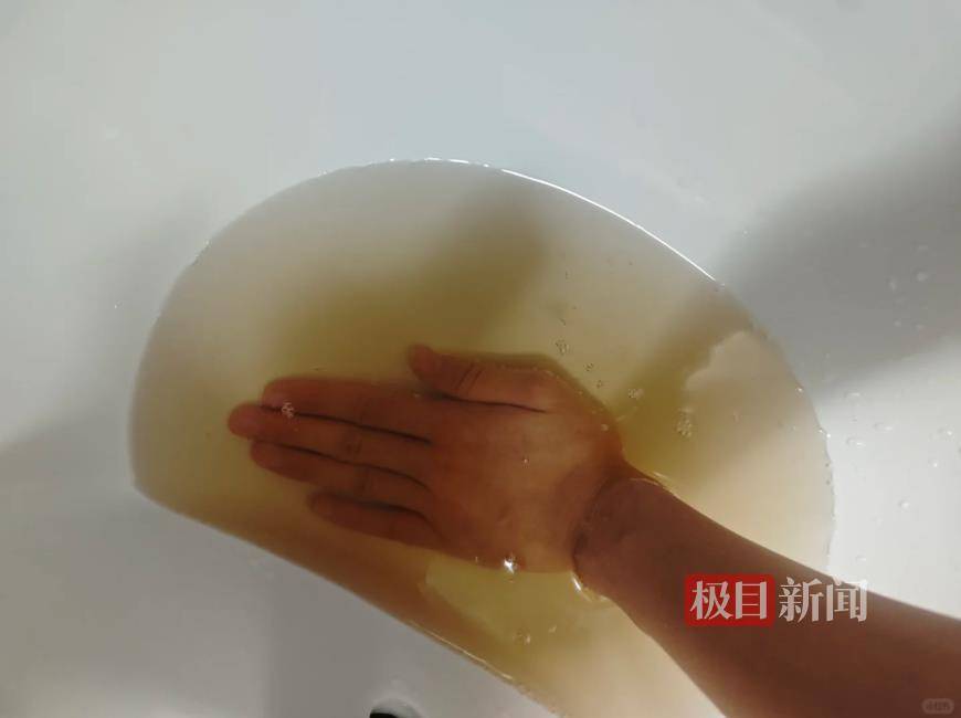 江门多片区自来水呈黄色，居民称“炒菜省了酱油”，水务部门回应