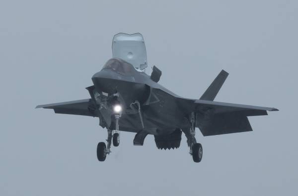 日本首批F-35B从美国飞回，战后首次拥有舰载战斗机
