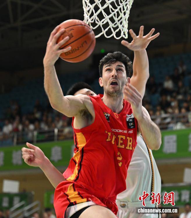 第九届阜新篮球节：辽宁本钢队胜澳大利亚墨尔本老虎队