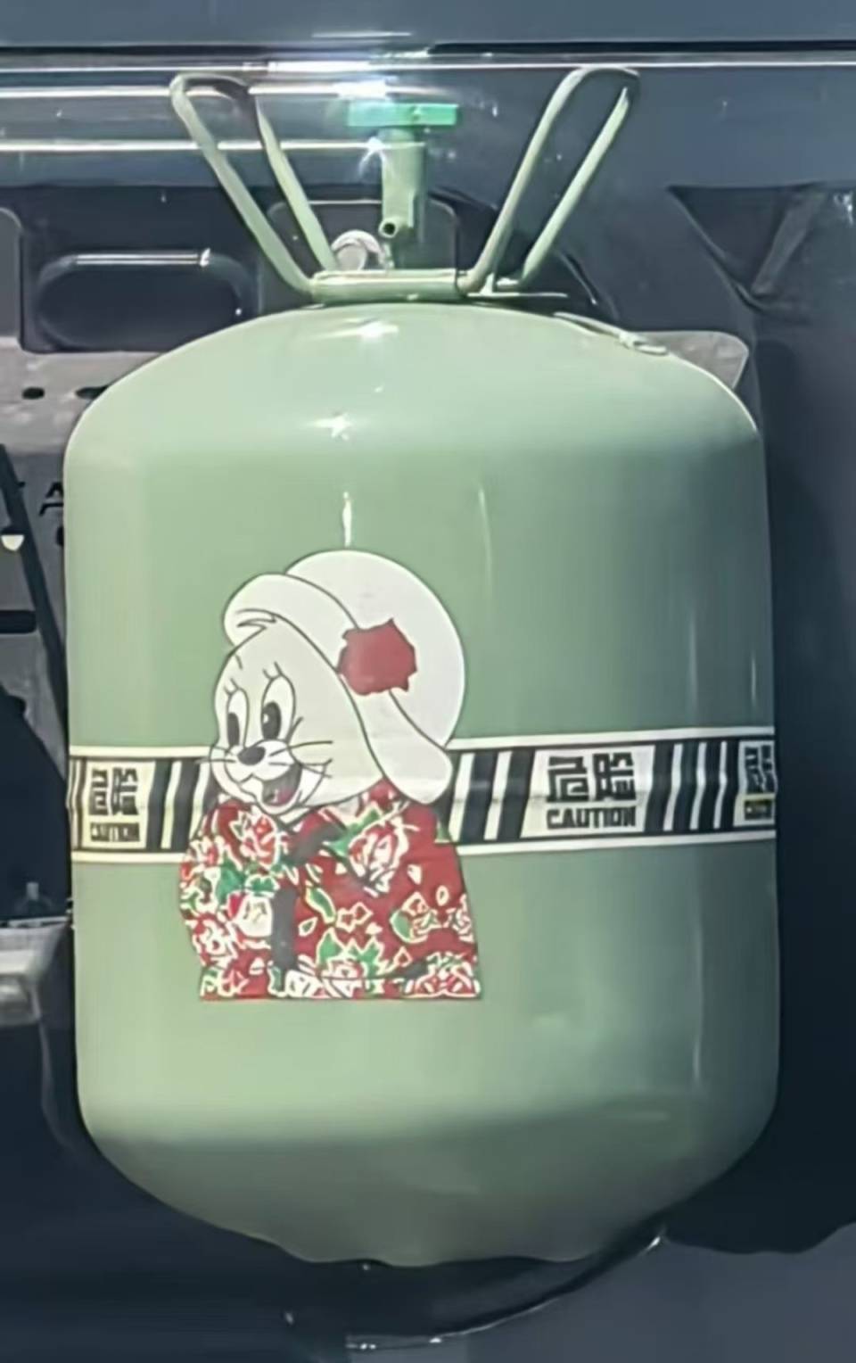 郑州一私家车挂着卡通“液化气罐”跑，是否违规？回应来了！